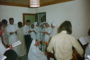 Pater Florian im Kreis seiner Ordensschwestern und -brüder