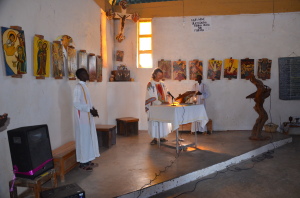 Pater Florian feiert die Messe in der Kirche von Illeret