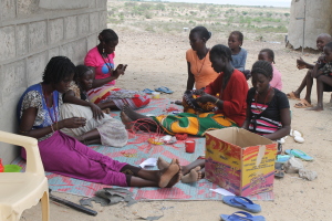 Daasanach-Frauen bei der Materialerstellung